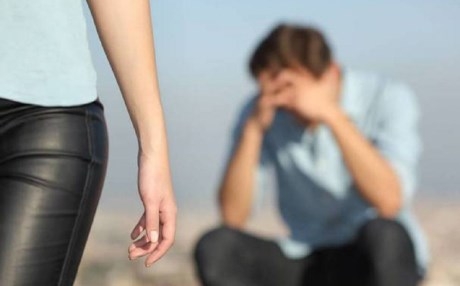 امرأة تعرض زوجها للبيع مقابل 