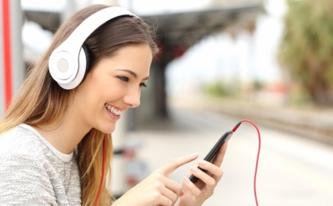 عدد مرات الاستماع للتسجيلات الموسيقية عبر الإنترنت وصل إلى تريليون مرة خلال 2019