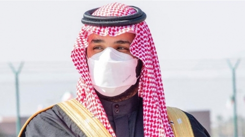 كمامة ولي عهد السعودية تثير البلبلة... وهذا سعرها!