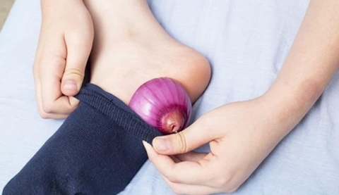 فوائد لا تتخيلها.. هذا ما يحدث لجسمك إذا وضعت بصلة في جوربك أثناء النوم