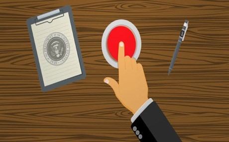 تعرف على وظيفة الزر الأحمر الذي يملكه ترمب في مكتبه