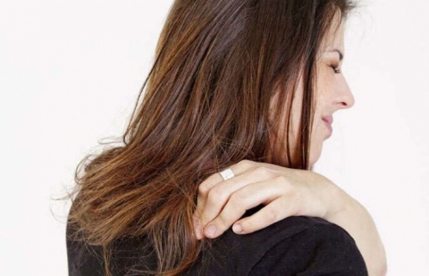 دراسة تحذر: آلام الكتف الأيمن تنذر بمرض قاتل