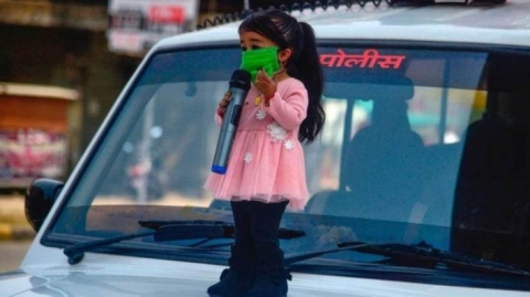 أقصر امرأة بالعالم تحارب كورونا على طريقتها