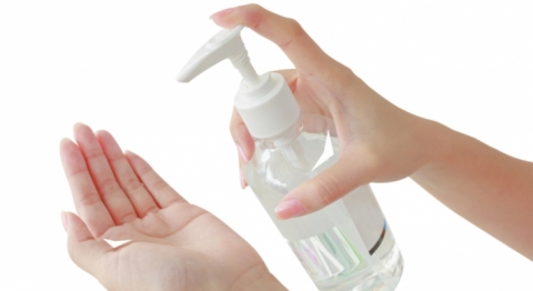 قد يسبب الصداع والعمى.. جل تعقيم اليدين مفيد ولكن!