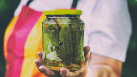 فوائد صحية مذهلة لشرب ماء المخللات!