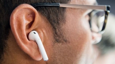 سماعات البلوتوث تدمر الأذن.. طبيب مصري يحذر