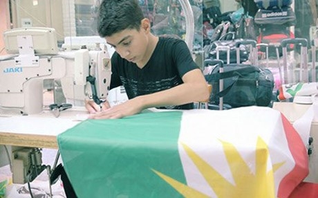 خلافاً لأصوات السياسيين المعارضين للاستفتاء.. التركمان يتباهون بصناعة علم كوردستان بأيديهم 