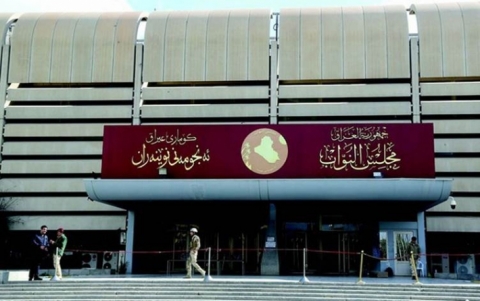 خبير اقتصادي: ترهل كبير في البرلمان العراقي .. لديهم ٢٢٢٣ موظف!