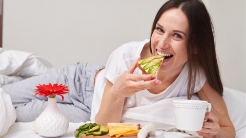 تناول هذه الفاكهة يومياً يبعدك عن الطبيب!