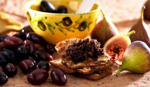 فوائد تناول حبة من التين و7 حبات زيتون صباحاً