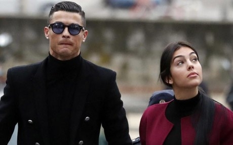 كريستيانو رونالدو.. من لاعب كرة قدم إلى 