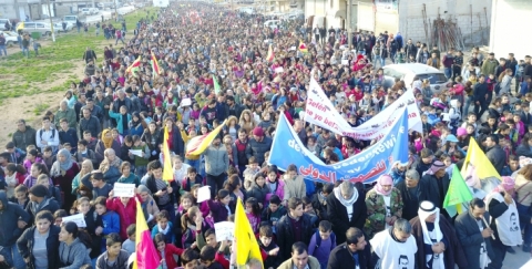 انتقادات واسعة لإجبار PKK أهالي غربي كوردستان على التظاهر رغم انتشار «كورونا»
