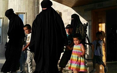 قوات سوريا الديمقراطية تسلم 148 من أولاد ونساء الدواعش إلى أوزبكستان