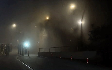 فرق الدفاع المدني تتمكن من اخماد حريق داخل مرآب للسيارات وسط أربيل