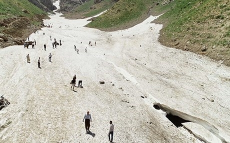 جومان.. التزلج على الجليد في تموز