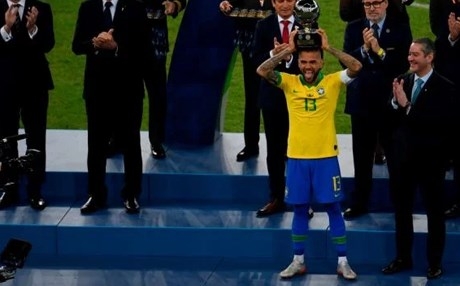 البرازيلي داني ألفيش أفضل لاعب في 