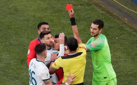 اتحاد أمريكا الجنوبية لكرة القدم يعاقب ميسي ومسؤول رياضي أرجنتيني كبير