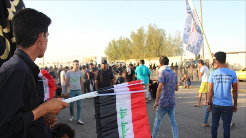 موظفو العقود يقطعون الطرق في البصرة احتجاجاً على عدم صرف مستحقاتهم