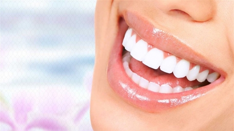 طرق طبيعية للحصول على ابتسامة بيضاء لامعة