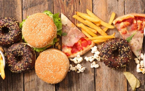 دراسة أمريكية: تجنبوا الأغذية الغنية بالدهون للحفاظ على صحتكم العقلية!