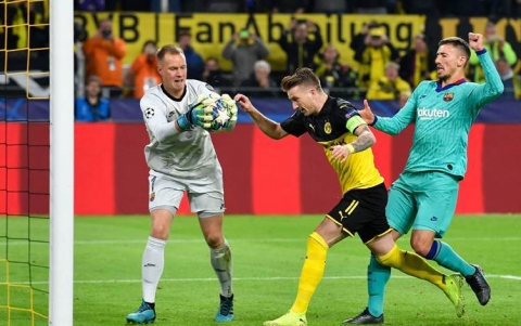 أبطال أوروبا.. التعادل السلبي يخيم على قمة دورتموند وبرشلونة