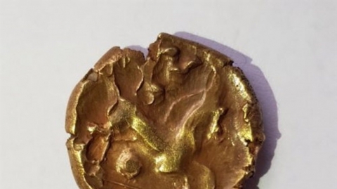 عمره أكثر من ألفين عام.. العثور على كنز من العملات الذهبية