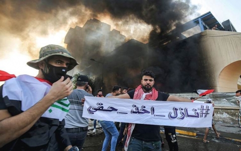 عراقيون يتحدون قرار حظر التجول ويتدفقون إلى شوارع بغداد