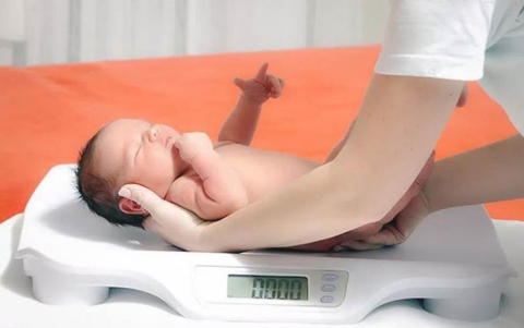 انخفاض وزن المواليد يعرضهم لخطر أمراض القلب