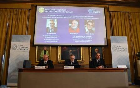 ثلاثة علماء يتقاسمون جائزة نوبل في الفيزياء 