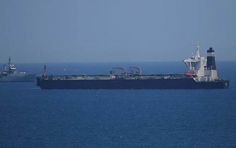 انفجار يتسبب بحريق على متن ناقلة نفط إيرانية قرب مرفأ سعودي