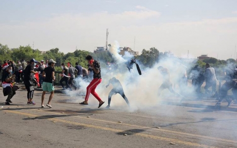 متظاهرون يضرمون النار بمبنى محافظة ذي قار جنوب العراق