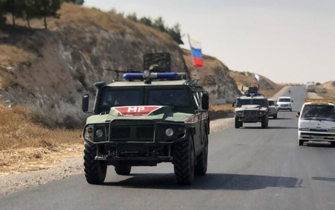 الشرطة العسكرية الروسية تُسير دورية على الحدود بين كوردستان سوريا وتركيا