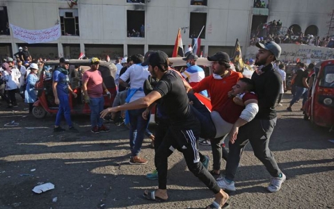 حقوق الإنسان تدعو للتحقيق بطبيعة الغازات المستخدمة ضد المتظاهرين والالتزام بقواعد الاشتباك الآمن