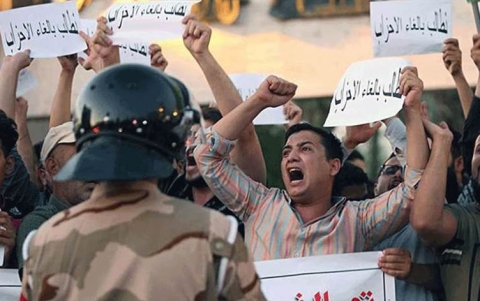 متظاهرون يغلقون حقل مجنون النفطي في محافظة البصرة