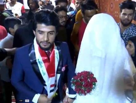 زوجان عراقيان يختاران خيمة الاحتجاج وسط ساحة التحرير مكانا لزفافهما