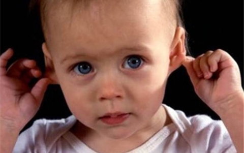  هز الرأس لتخليص الأذنين من الماء يتلف دماغ الأطفال