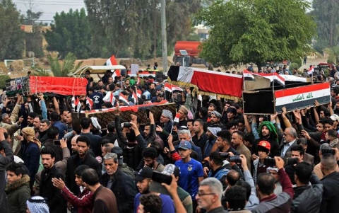 متظاهرون يشيعون قتلاهم غداة أحد أسوأ أيام الاحتجاجات في العراق