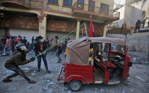 المشاورات السياسية تتواصل في بغداد وعنف في النجف وكربلاء