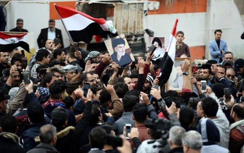 بعد استهدافه بطائرة مسيرة.. العشرات يتوافدون لحماية منزل الصدر في النجف