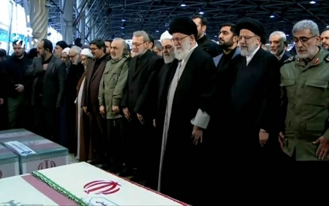 خامنئي يقيم الصلاة على جثمان سليماني والمهندس في جامعة طهران