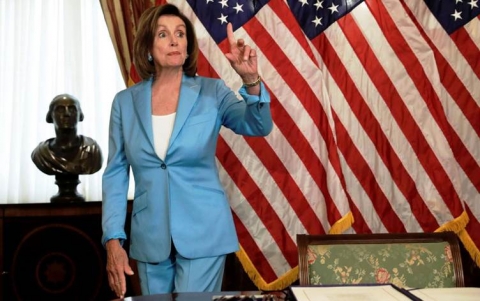 بيلوسي تعلن توصل جلسات الاستماع في التحقيق لعزل ترمب لأدلة كافية