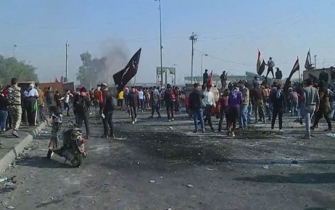 بغداد.. عشرات الجرحى باشتباكات بين المتظاهرين والقوات الأمنية في ساحة الطيران