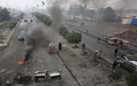 السفير البريطاني يبحث مع مجموعة من المتظاهرين عمليات اختطاف المحتجين