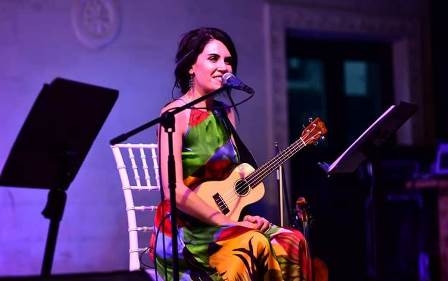 المغنية الكوردية روشن جليكر تصدر ألبومها الجديد