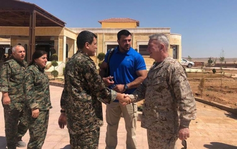 قائد القيادة المركزية الأمريكية يزور كوردستان سوريا و يلتقي قائد قسد