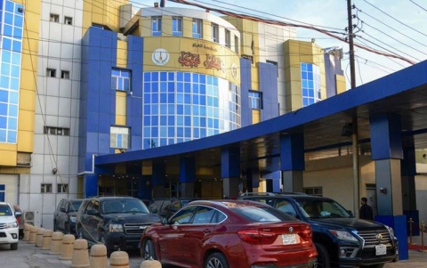 خطر كورونا يصل إلى نينوى.. شاب يُغمى عليه أمام باب مبنى المحافظة