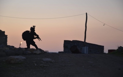 بالتزامن مع ضربات جوية للتحالف .. مكافحة الارهاب تداهم اوكار لداعش في صلاح الدين