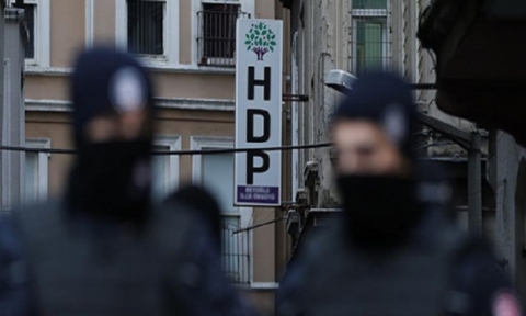 الامن التركي يعتقل 4 مسؤولين في الشعوب الديمقراطي