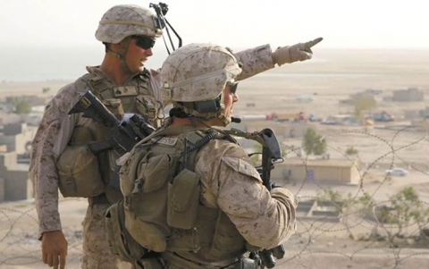 مصادر مقربة من حزب الله تكشف عن نقل الأميركان مواد جديدة إلى قاعدة عين الأسد