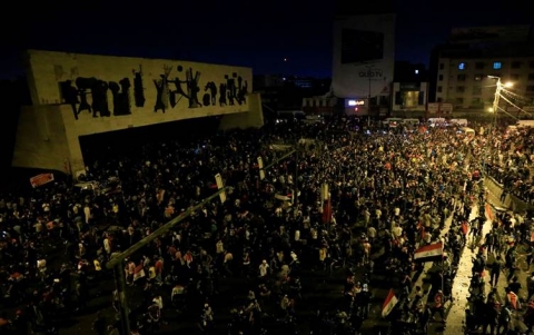 اشتباكات بين مسلحين ومتظاهرين في ساحة التحرير وسط بغداد